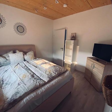 Zimmer M. Eigenem Bad Und Badewanne Direkt Am Wald Amöneburg Exterior foto